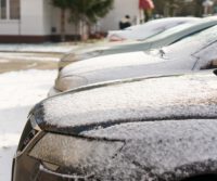 Zlodzone auta z warstą śniegu