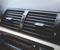 Kratka nawiewu klimatyzacji samochodowej w kokpicie pojazdu