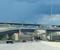 Autostrada z wiaduktami pod ciemnym, burzowym niebem