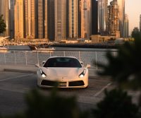 Luksusowy samochód na parkingu w Dubaju